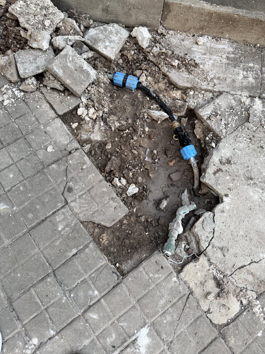 mari_piazza's tweet photo. @AguasSantaFe viene la cuadrilla a arreglar supuestamente presión de agua y dejan así la vereda? https://t.co/XMOldDbvac