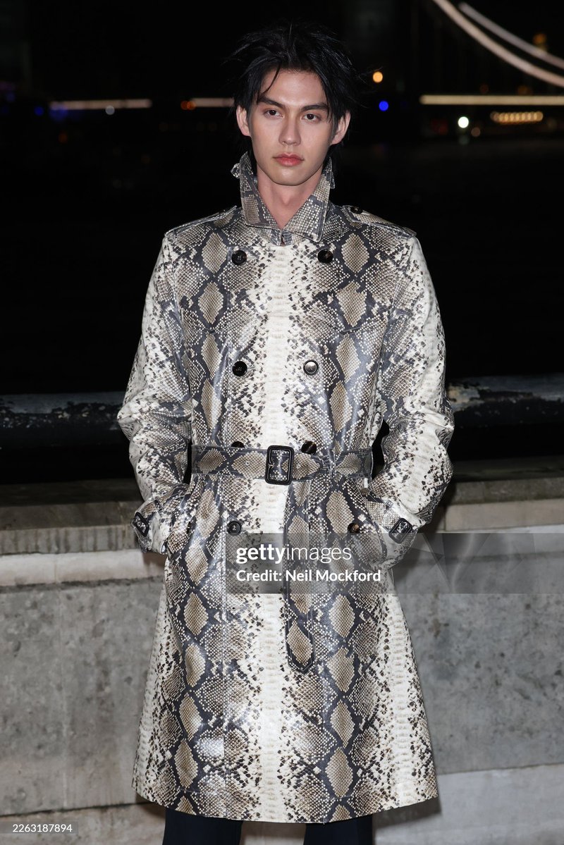 ถ้าคะแนนเต็มร้อย อย่างน้อยไบร์ทต้องได้ 101 เพราะหล่อเกินนนนนน

BRIGHT LFW 2026
#BurberryAW26xBRIGHT
#BurberryxBRIGHT
#Burberry
#bbrightvc