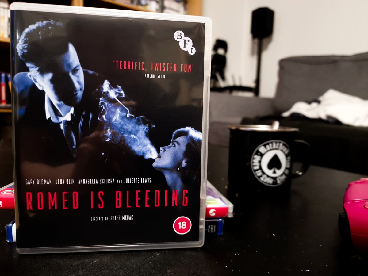 UselessBeyond's tweet photo. Tonights movie is Romeo Is Bleeding. 1993 crime, drama starring Gary Oldman, Lena Olin, Annabella Sciorra and Juliette Lewis.
Trailer looked good and Gary Oldman seems to do a pretty entertaining role like usually.
#GaryOldman
#RomeoIsBleeding
#90smovies https://t.co/OFO3Wlt9dm