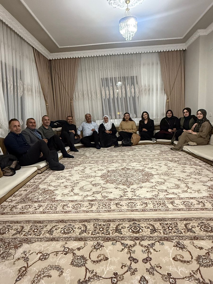 Ramazan ayının manevi ikliminde hane ziyaretlerimizi gerçekleştirirken, ilçe teşkilatımızla birlikte umre ibadetlerini tamamlayarak mukaddes topraklardan dönen Gül Ailesi’ni ziyaret ettik.

Rabbim yapmış oldukları ibadetleri kabul eylesin, dualarını makbul kılsın. Bu mübarek