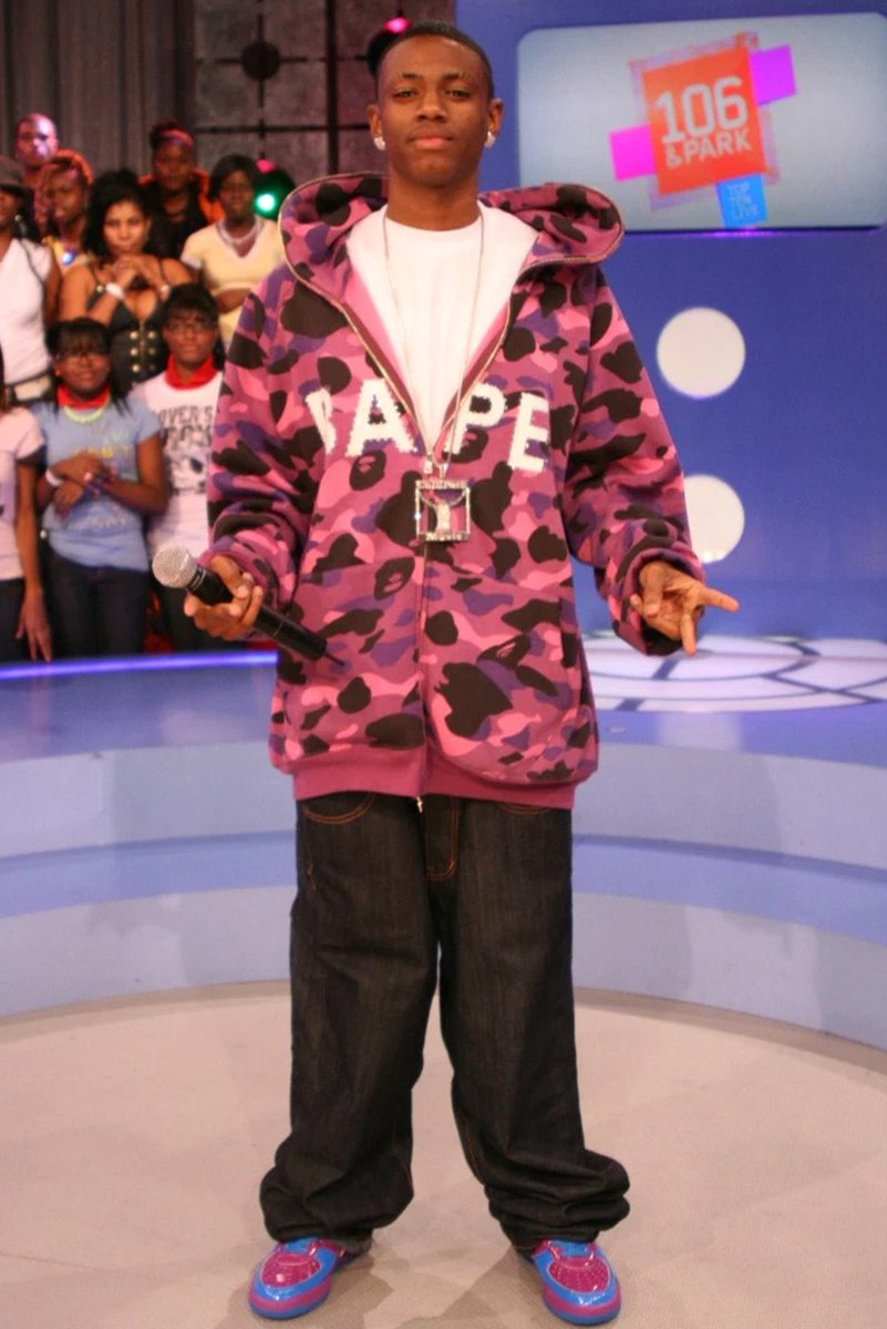 4_Ben_Media's tweet image. Trying to decide my outfit for the Floyd Mayweather comeback fight. What should I wear 
A or B?