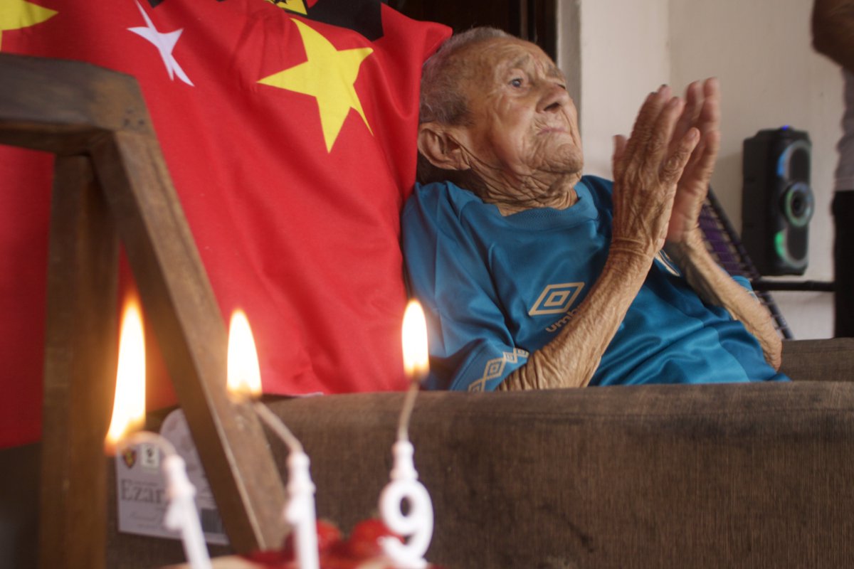 119 anos de muito amor ao Leão. A torcedora Maria José, moradora de Paulista, celebrou mais um aniversário e tivemos a honra de participar neste momento. Levamos o mascote Léo, camisas oficiais da temporada e kit de licenciados para presenteá-la! 🎂♥️