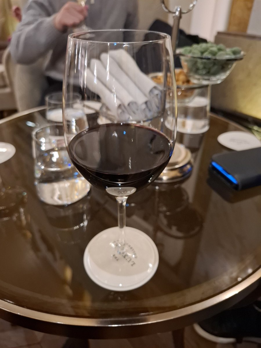 業務最終日夜は20年前に良く行った、観光の皆様があまり来れない車でウィーン中心部から20分ホイリゲへ(新酒を飲ませるワイン蔵)。
お店の内部は綺麗になっていたものの、とても懐かしい場所。
〆は宿に戻って赤ワイン。
延長業務であと2日滞在。