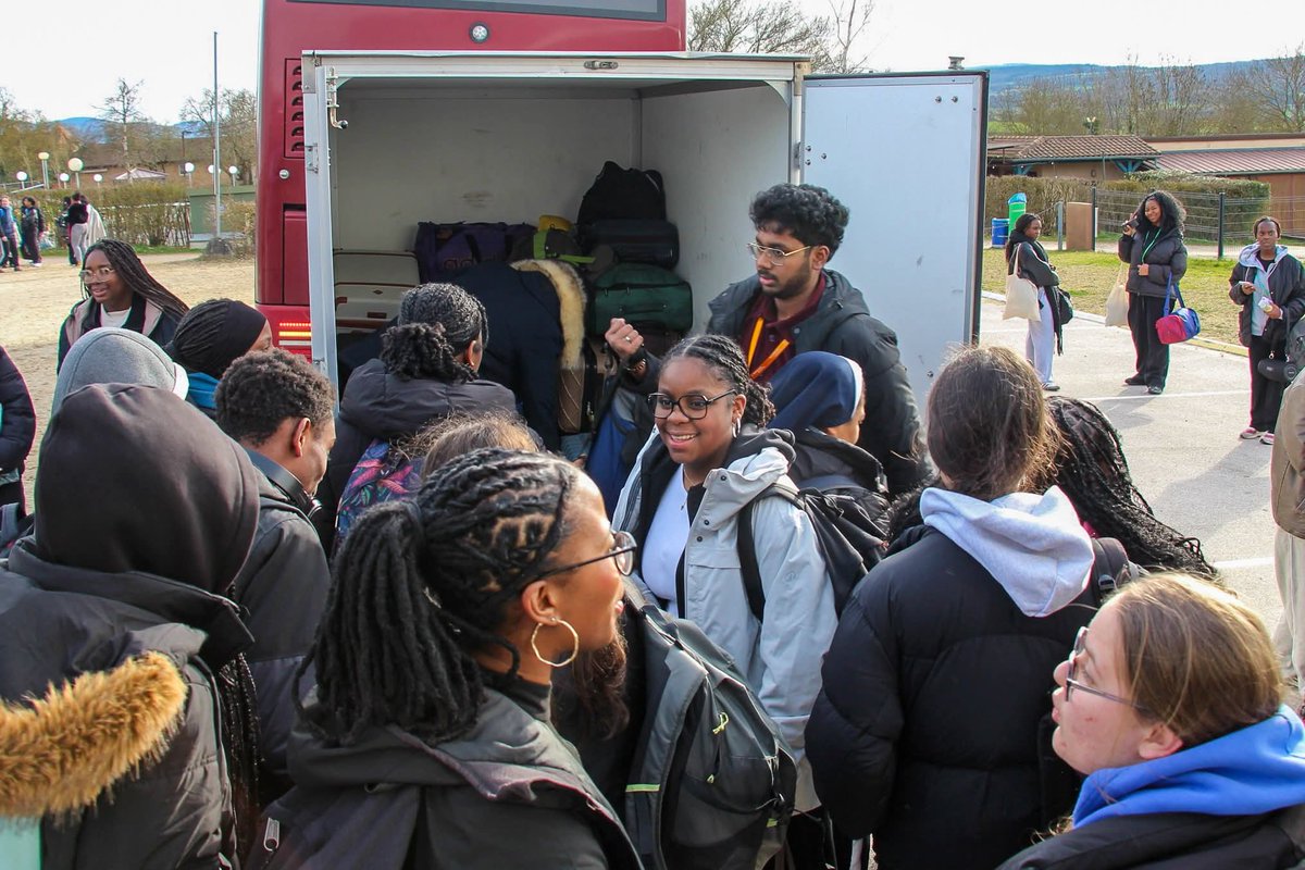 InfoEglise93's tweet image. Depuis dimanche, nos #jeunes pèlerins sont à @taize ! Parmi eux, 21 #prêtres, 69 #animateurs, 77 jeunes de 18 à 35 ans et 373 de moins de 18 ans se préparant à recevoir le sacrement de la Confirmation. Un lieu idéal pour vivre pleinement le #Carême 🙏🏻
#Eglise #Seinesaintdenis