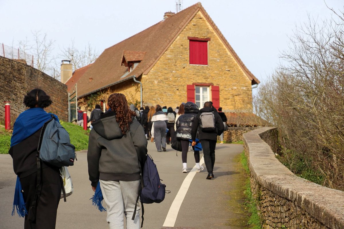 InfoEglise93's tweet image. Depuis dimanche, nos #jeunes pèlerins sont à @taize ! Parmi eux, 21 #prêtres, 69 #animateurs, 77 jeunes de 18 à 35 ans et 373 de moins de 18 ans se préparant à recevoir le sacrement de la Confirmation. Un lieu idéal pour vivre pleinement le #Carême 🙏🏻
#Eglise #Seinesaintdenis