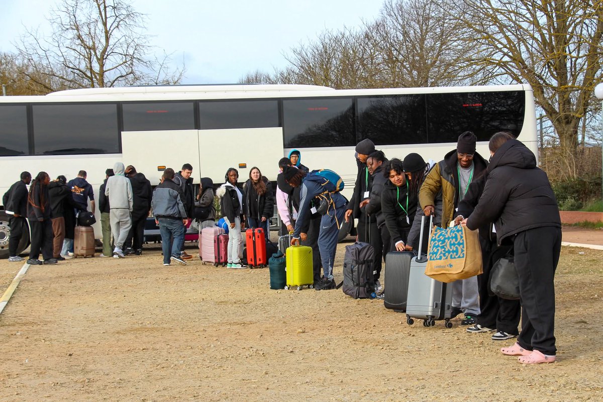 InfoEglise93's tweet image. Depuis dimanche, nos #jeunes pèlerins sont à @taize ! Parmi eux, 21 #prêtres, 69 #animateurs, 77 jeunes de 18 à 35 ans et 373 de moins de 18 ans se préparant à recevoir le sacrement de la Confirmation. Un lieu idéal pour vivre pleinement le #Carême 🙏🏻
#Eglise #Seinesaintdenis