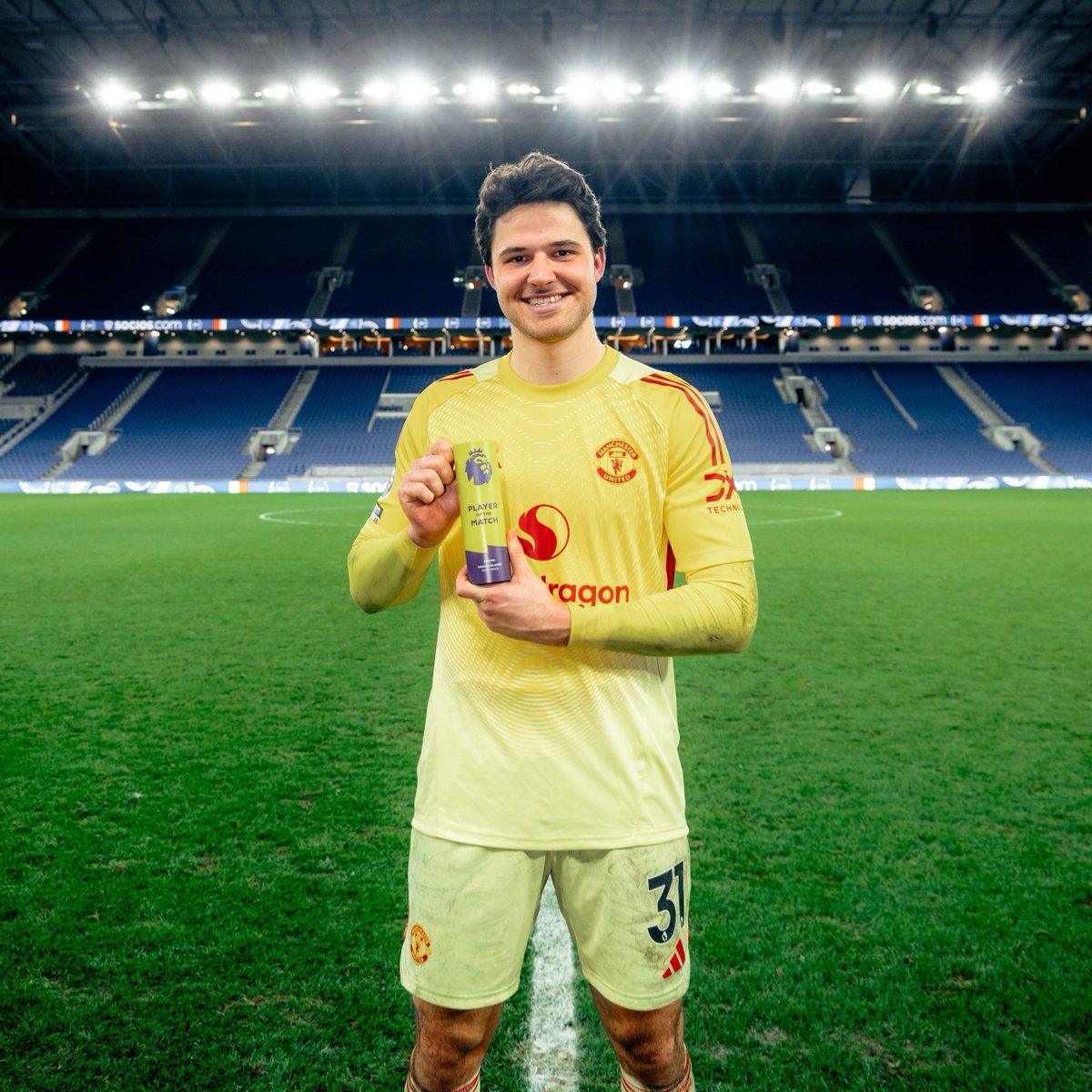 🚨📸 | Senne Lammens with the MOTM Award.

Honestly, such an impressive performance. ❤️🇧🇪
