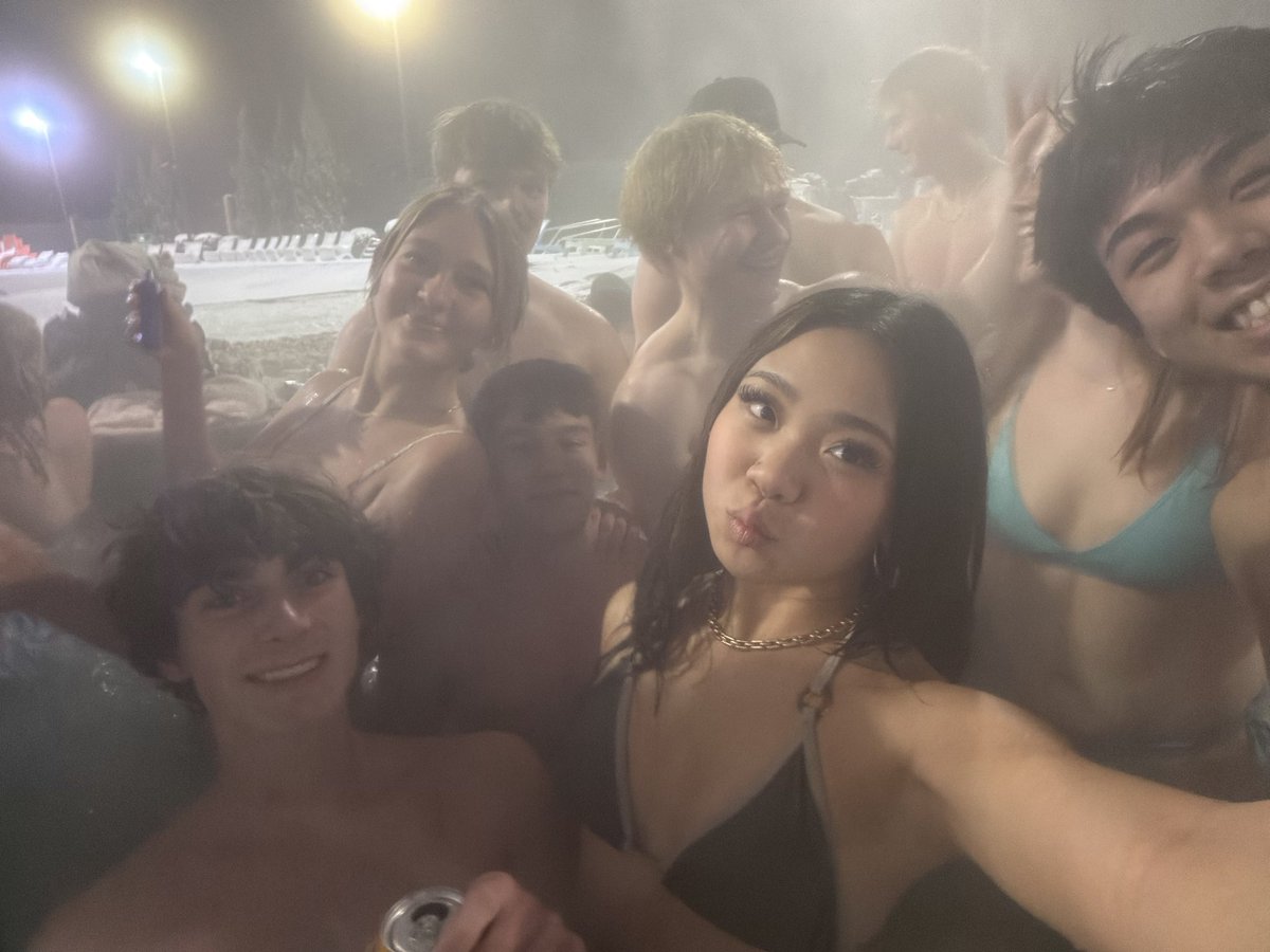 jaegerIy's tweet photo. 🍾🍾 https://t.co/it0JbxWifx