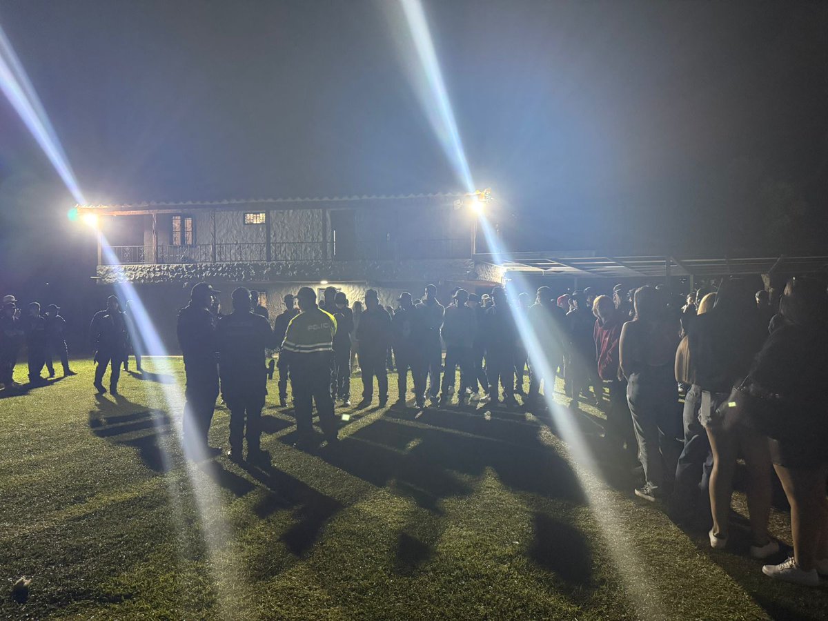 Policiantioquia's tweet photo. #ElPeñol | Nuestros uniformados, en coordinación con la Administración Municipal, realizaron intervención en zona rural donde se desarrollaba un evento masivo sin los permisos requeridos. Durante el procedimiento se evidenció la presencia de 128 personas, entre ellas 20 menores de edad, por lo que se ordenó la suspensión temporal de la actividad por 10 días. En el lugar fueron hallados e incautados estupefacientes (marihuana, cocaína y droga sintética) y licor. Asimismo, se impusieron 5 órdenes de comparendo, se efectuó el restablecimiento de derechos a los menores y se realizaron inmovilizaciones y comparendos por infracciones de tránsito. La Policía Nacional continúa adelantando controles para garantizar la convivencia y seguridad en el municipio. #JuntosPorAntioquia