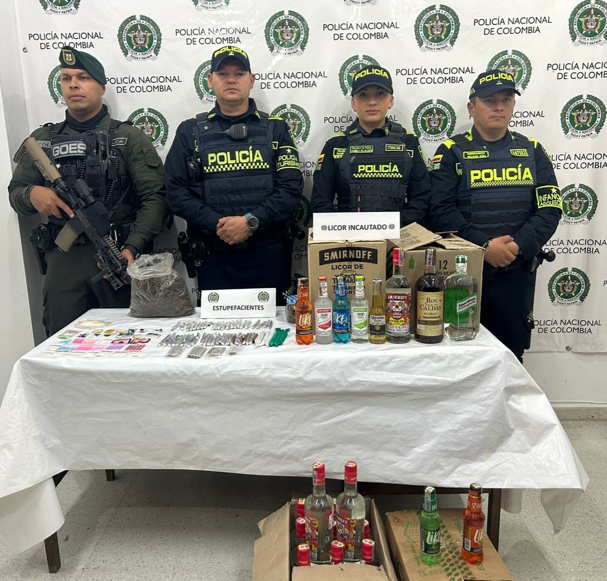 Policiantioquia's tweet photo. #ElPeñol | Nuestros uniformados, en coordinación con la Administración Municipal, realizaron intervención en zona rural donde se desarrollaba un evento masivo sin los permisos requeridos. Durante el procedimiento se evidenció la presencia de 128 personas, entre ellas 20 menores de edad, por lo que se ordenó la suspensión temporal de la actividad por 10 días. En el lugar fueron hallados e incautados estupefacientes (marihuana, cocaína y droga sintética) y licor. Asimismo, se impusieron 5 órdenes de comparendo, se efectuó el restablecimiento de derechos a los menores y se realizaron inmovilizaciones y comparendos por infracciones de tránsito. La Policía Nacional continúa adelantando controles para garantizar la convivencia y seguridad en el municipio. #JuntosPorAntioquia