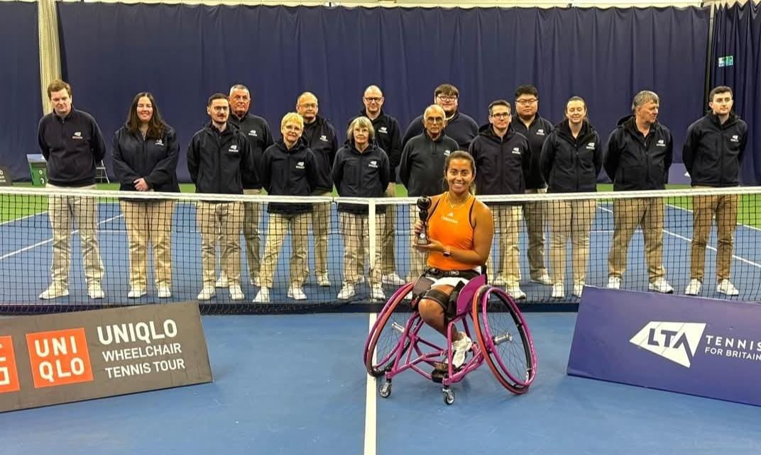 IDRD's tweet photo. 🔥 La deportista del #EquipoBogotá, María Angélica Bernal, se coronó campeona del torneo 2026 Bolton Indoor WT175 de tenis en silla de ruedas, al vencer en la final a la francesa Charlotte Fairbank en dos sets, con parciales 6-0 y 6-1. Además, es la primera latina en conquistar el título de esta prestigiosa competencia. 

¡Felicitaciones a María Angélica, orgullo bogotano! 💛❤️

📸 Prensa torneo.