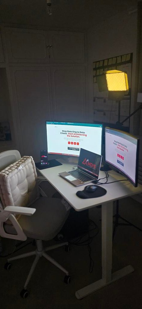 ROZ96028909's tweet photo. While the world sleeps, I build in the quiet, chasing victory with light on my desk and God in my heart, for I will win, but never at the cost of my soul. https://t.co/6qXB0HE663