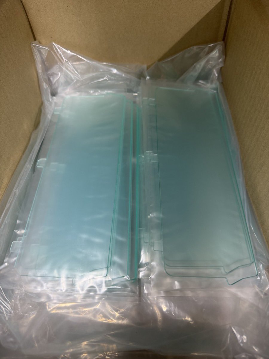 連休はチビ姫様をおもりで仕事にならず…（じぃへの後追いがスゴすぎるので🤣）結局またチャイルドシート乗っけてドライブ

ですが！夜な夜な仕事はしてたのでコンソールトレーは出来てますので販売までしばらくお待ちください😊
写真はガラスですが他の色も製造中です

今週も良い1週間をꕤ︎︎·͜·