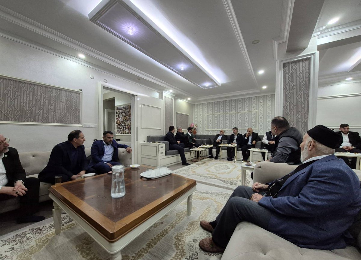 Bu akşam, iftar sonrası Bülent Aydın kardeşimin misafiri olduk. Komşuları ve akrabalarıyla hasbihal ettik.

Bülent kardeşime nazik misafirperverliği, diğer misafirleri ve akrabalarına da samimi muhabbetleri için teşekkür ederim.