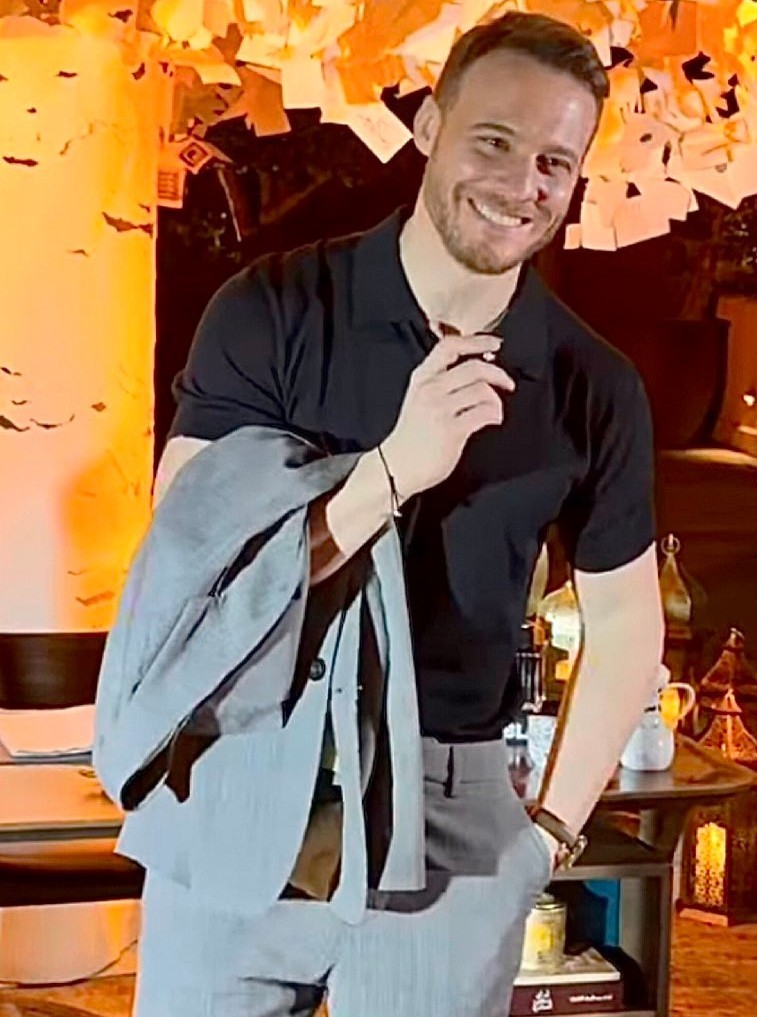 Esa sonrisa no es casualidad… es provocación con intención. Y si me sonríe así, yo no pregunto… yo acepto. 🧎🥵
#KeremBürsin