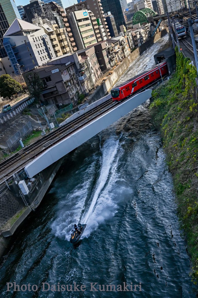 通りすがりの御茶ノ水。聖地化してる聖橋の上から。「皆、電車が三種、揃うところ狙っている」というので3分ほど待ってたら四種そろった（笑