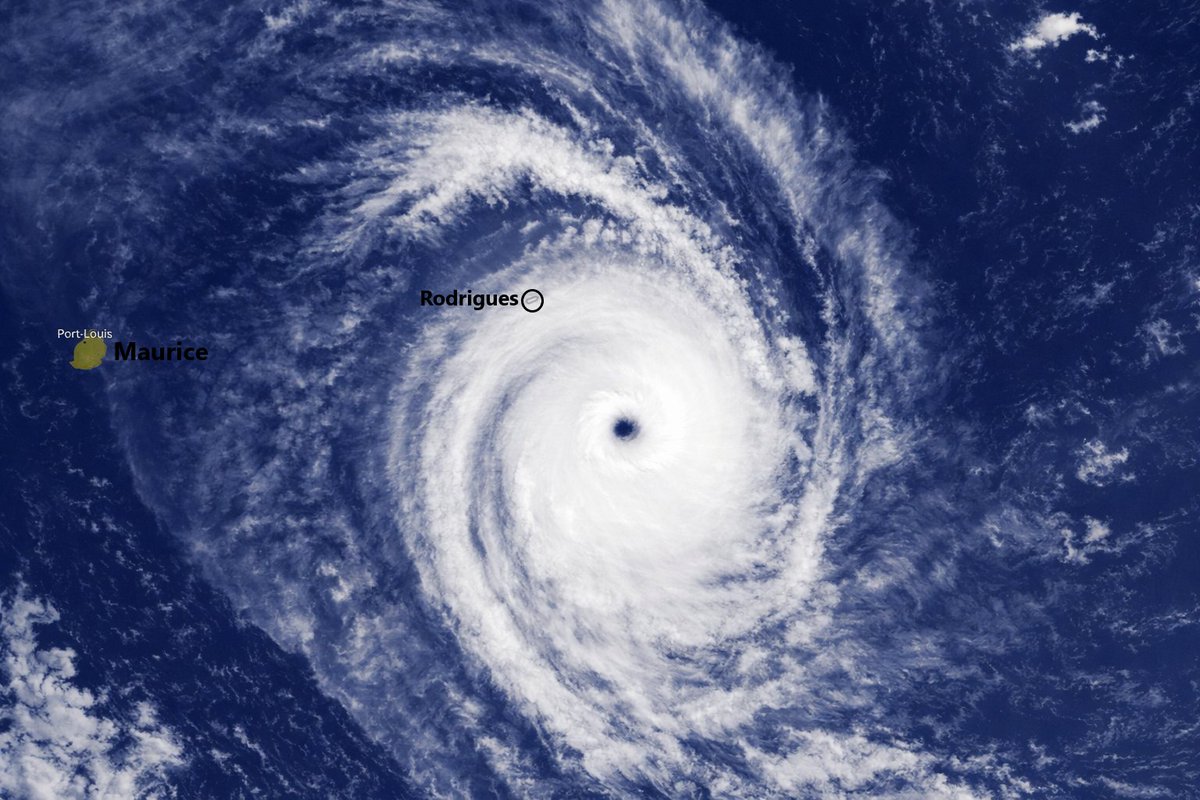 🌀😱#HORACIO déjoue les prévisions d'intensité : L'île #Rodrigues (#Mascareignes) et ses habitants doivent se sentir bien soulagés alors que le #cyclone est devenu pour le moment le plus puissant #ouragan majeur de cat.5 (échelle Saffir-Simpson) de l'année 2026. Les vents moyens