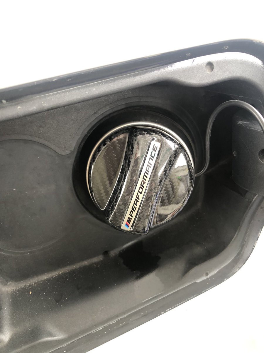 給油カバー、買った時からコレなんですがコレは純正ですか？安っぽくは見えないっす