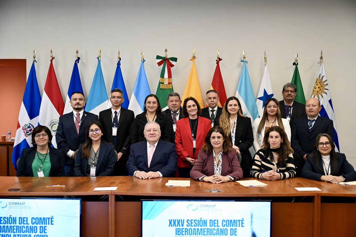 AduanasMx's tweet photo. 🔰El titular de la #ANAM, Rafael Marín Mollinedo, en su carácter de Secretario Permanente del Convenio Multilateral sobre Cooperación y Asistencia Mutua entre las Direcciones Nacionales de Aduanas de América Latina, España y Portugal (COMALEP), inauguró la XXXV Sesión del Comité Iberoamericano de Nomenclatura (CIN).
📌El CIN es la instancia técnica encargada de armonizar en idioma español los criterios de clasificación arancelaria definidos por la Organización Mundial de Aduanas (OMA), asegurando uniformidad y certeza en su aplicación.
🌎En un contexto global marcado por transformaciones comerciales, tensiones logísticas y mayores exigencias en materia de seguridad, sanidad y combate a la corrupción, la correcta clasificación de las mercancías es una herramienta estratégica de política pública.
🎯El análisis técnico y el consenso entre las administraciones aduaneras fortalecen la legalidad, brindan certidumbre al comercio exterior y consolidan una gestión aduanera más eficiente, coordinada y confiable para la región.