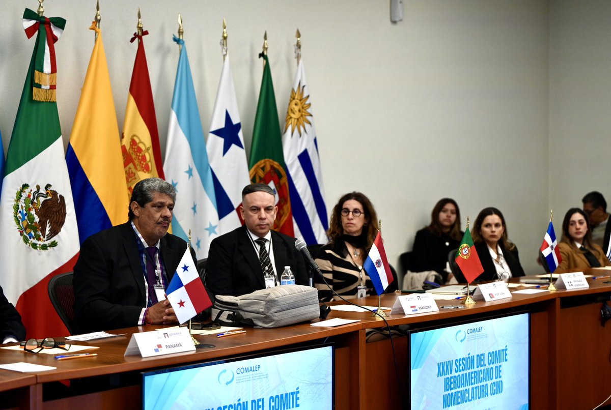 AduanasMx's tweet photo. 🔰El titular de la #ANAM, Rafael Marín Mollinedo, en su carácter de Secretario Permanente del Convenio Multilateral sobre Cooperación y Asistencia Mutua entre las Direcciones Nacionales de Aduanas de América Latina, España y Portugal (COMALEP), inauguró la XXXV Sesión del Comité Iberoamericano de Nomenclatura (CIN).
📌El CIN es la instancia técnica encargada de armonizar en idioma español los criterios de clasificación arancelaria definidos por la Organización Mundial de Aduanas (OMA), asegurando uniformidad y certeza en su aplicación.
🌎En un contexto global marcado por transformaciones comerciales, tensiones logísticas y mayores exigencias en materia de seguridad, sanidad y combate a la corrupción, la correcta clasificación de las mercancías es una herramienta estratégica de política pública.
🎯El análisis técnico y el consenso entre las administraciones aduaneras fortalecen la legalidad, brindan certidumbre al comercio exterior y consolidan una gestión aduanera más eficiente, coordinada y confiable para la región.