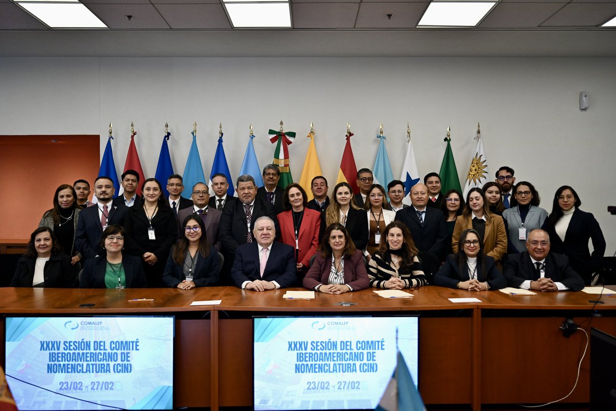 AduanasMx's tweet photo. 🔰El titular de la #ANAM, Rafael Marín Mollinedo, en su carácter de Secretario Permanente del Convenio Multilateral sobre Cooperación y Asistencia Mutua entre las Direcciones Nacionales de Aduanas de América Latina, España y Portugal (COMALEP), inauguró la XXXV Sesión del Comité Iberoamericano de Nomenclatura (CIN).
📌El CIN es la instancia técnica encargada de armonizar en idioma español los criterios de clasificación arancelaria definidos por la Organización Mundial de Aduanas (OMA), asegurando uniformidad y certeza en su aplicación.
🌎En un contexto global marcado por transformaciones comerciales, tensiones logísticas y mayores exigencias en materia de seguridad, sanidad y combate a la corrupción, la correcta clasificación de las mercancías es una herramienta estratégica de política pública.
🎯El análisis técnico y el consenso entre las administraciones aduaneras fortalecen la legalidad, brindan certidumbre al comercio exterior y consolidan una gestión aduanera más eficiente, coordinada y confiable para la región.