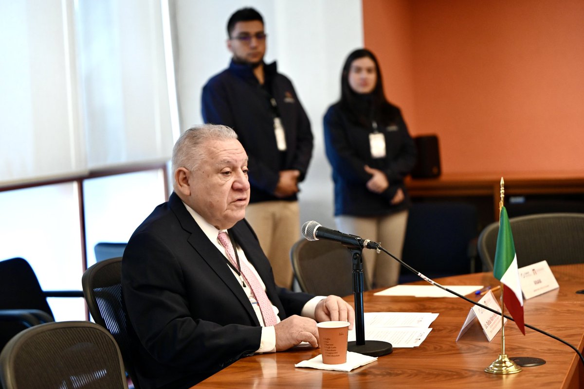AduanasMx's tweet photo. 🔰El titular de la #ANAM, Rafael Marín Mollinedo, en su carácter de Secretario Permanente del Convenio Multilateral sobre Cooperación y Asistencia Mutua entre las Direcciones Nacionales de Aduanas de América Latina, España y Portugal (COMALEP), inauguró la XXXV Sesión del Comité Iberoamericano de Nomenclatura (CIN).
📌El CIN es la instancia técnica encargada de armonizar en idioma español los criterios de clasificación arancelaria definidos por la Organización Mundial de Aduanas (OMA), asegurando uniformidad y certeza en su aplicación.
🌎En un contexto global marcado por transformaciones comerciales, tensiones logísticas y mayores exigencias en materia de seguridad, sanidad y combate a la corrupción, la correcta clasificación de las mercancías es una herramienta estratégica de política pública.
🎯El análisis técnico y el consenso entre las administraciones aduaneras fortalecen la legalidad, brindan certidumbre al comercio exterior y consolidan una gestión aduanera más eficiente, coordinada y confiable para la región.