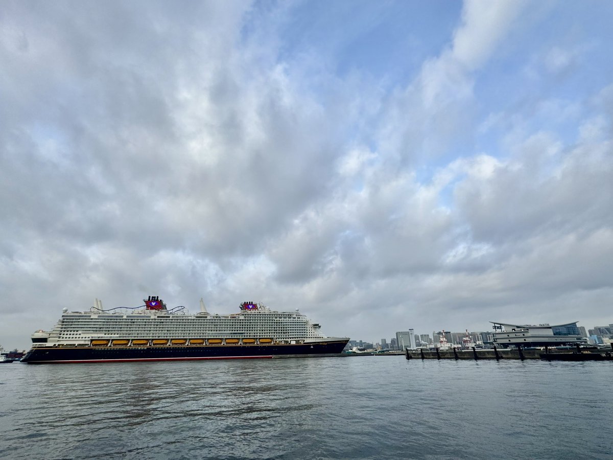 【東京港 入港情報】
本日2026年2月24日(火)7時40分頃、東京国際クルーズターミナルに客船「ディズニー・アドベンチャー(Disney Adventure)」(総トン数:20万8,000トン)が入港しました。
funeco.jp/news/news-30281