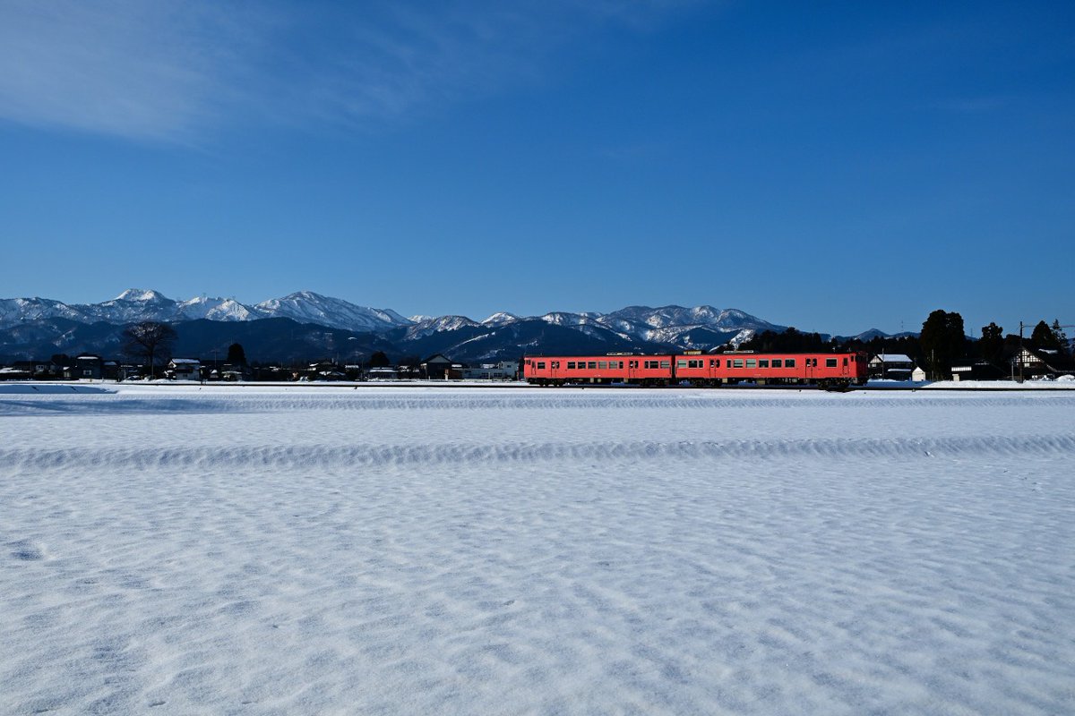 knet48511's tweet photo. 2/21(土)は、城端線に行ってきました。
この1週間は雪は全く降っていませんでしたが、城端界隈はまだ雪が残っていました。来週にはもう雪解けが進んでいそうです。

終日天気が良く、当方あまり無かった城端線の雪景色のカットを撮影出来ました。

#城端線　#キハ40  #キハ47 https://t.co/SfgwrUY26c