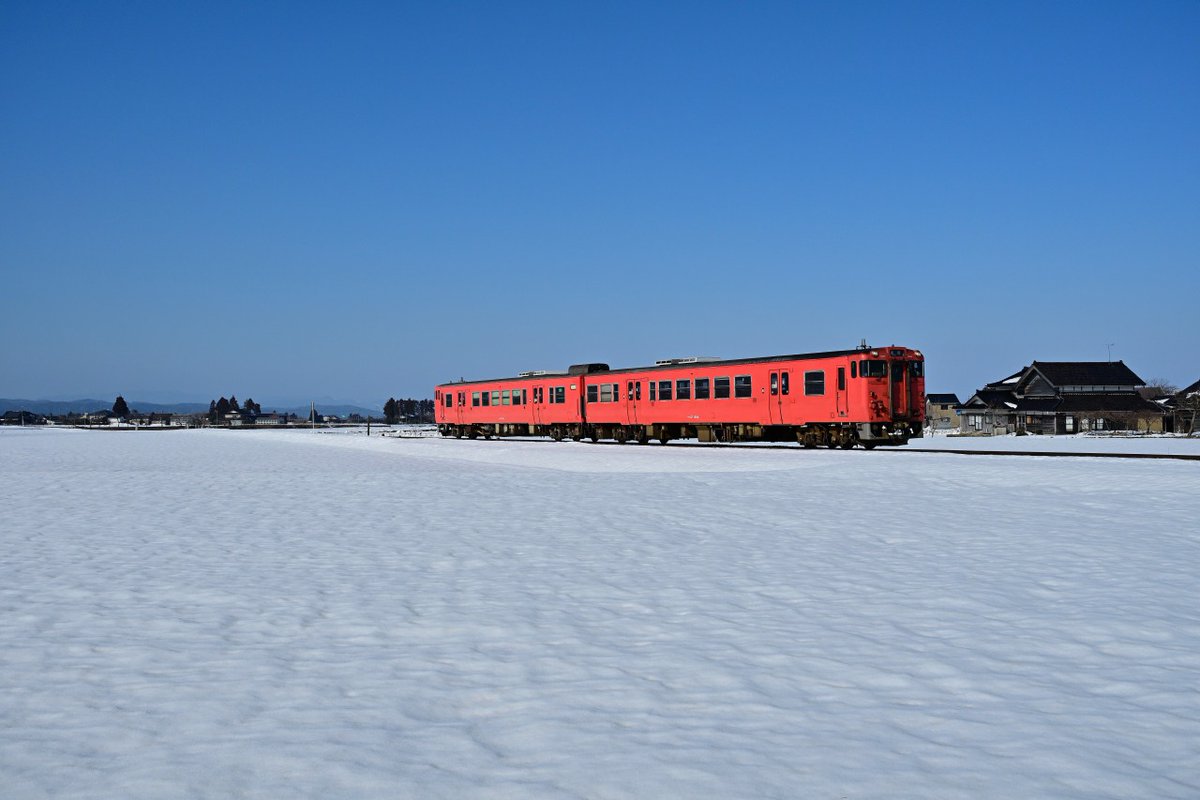 knet48511's tweet photo. 2/21(土)は、城端線に行ってきました。
この1週間は雪は全く降っていませんでしたが、城端界隈はまだ雪が残っていました。来週にはもう雪解けが進んでいそうです。

終日天気が良く、当方あまり無かった城端線の雪景色のカットを撮影出来ました。

#城端線　#キハ40  #キハ47 https://t.co/SfgwrUY26c