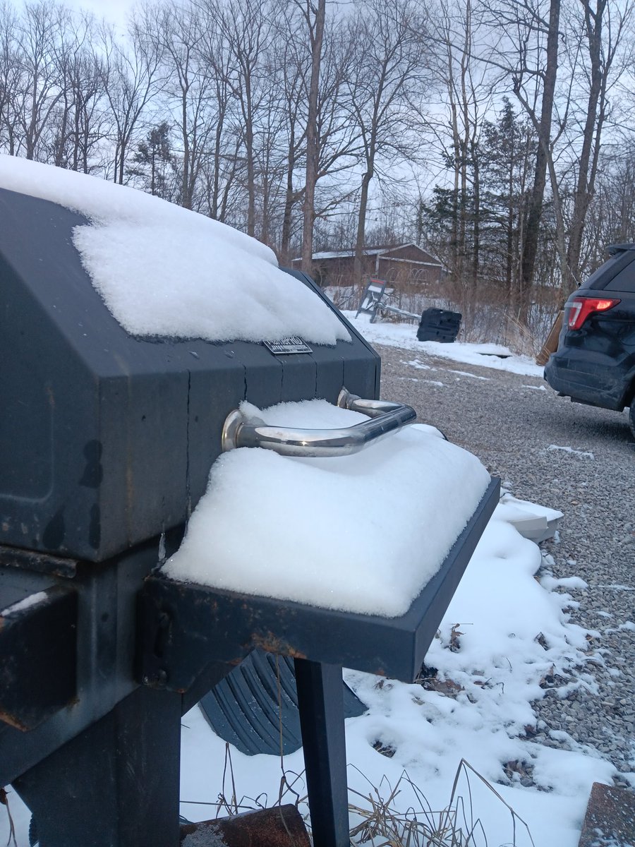 robynrenee98's tweet photo. @Kentuckyweather @EKentuckyWx some of the snow has melted away throughout the day, But I think we got more than a coating-1" here top of Frenchburg Hill in Menifee Co KY. Seems to have over-achieved, but I did not measure.  My guess is between 2.5 and 3" of snow at its peak https://t.co/o5suoKIpQj
