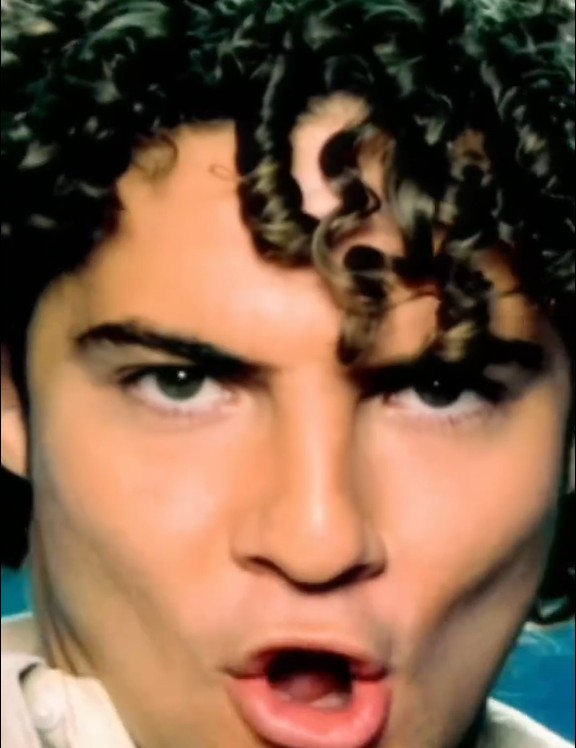 “Lloraré en las penas” de #DavidBisbal lleva más de 25 años sonando, y no hay noche que el artista no la conmemore. ❤️

¿Qué canciones de #davidbisbal te han acompañado en momentos de tu vida?

Puedes ver el video en HD aquí: youtube.com/watch?v=dK4nHl…

#repost from <a href="/davidbisbal/">davidbisbal</a>