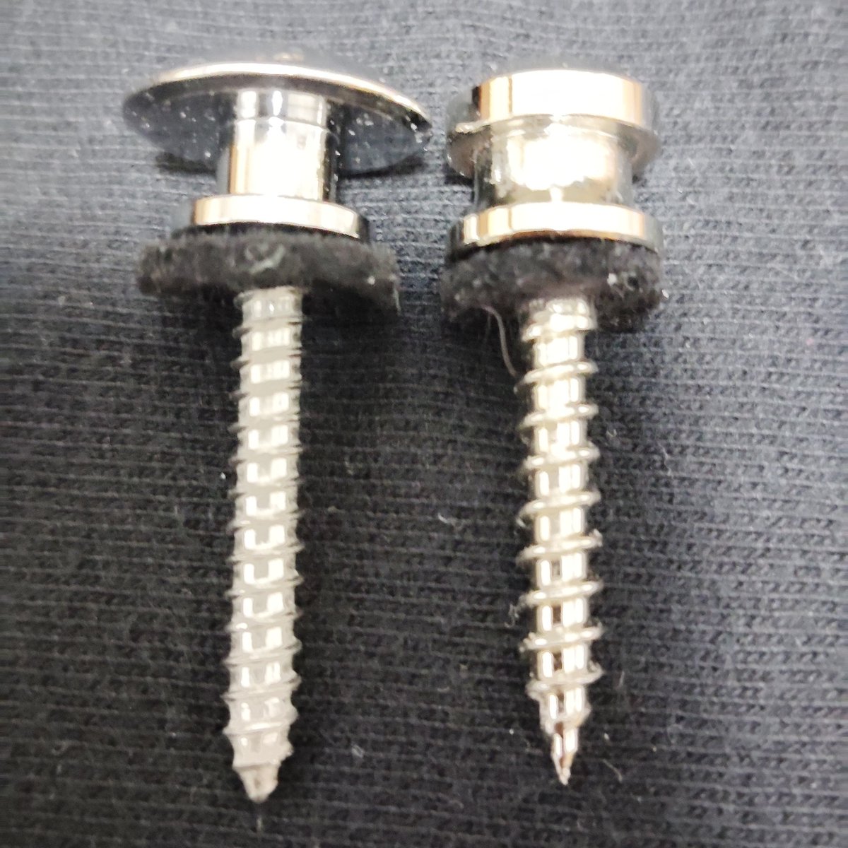 俺が元々付いてるストラップピンのビスを流用できない「ロックピン」を
