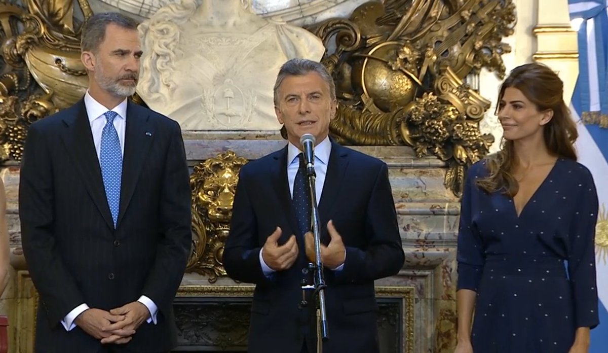 Oh, sí, estoy mirando a tu novia 
Y qué? Ella me gusta y yo a ella también