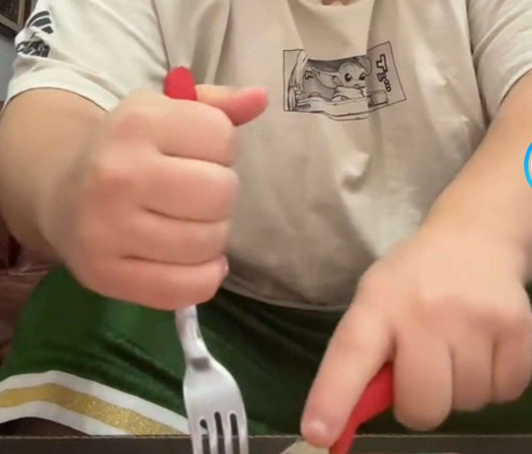 Alguien me explica porque las nuevas generaciones agarran el tenedor así?
