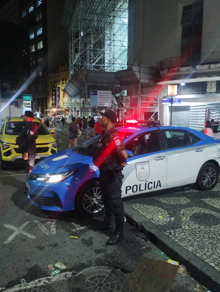 PMERJ's tweet photo. 📍 CENTRO DO RIO – CINELÂNDIA 🚔
Equipes do #5BPM intensificaram o policiamento de forma estratégica no entorno da Praça da Cinelândia, nesta segunda-feira (23/02), ampliando a presença policial e reforçando a segurança na região.
#ServireProteger #CentroDoRio #PMERJ https://t.co/28BUKJBtDD