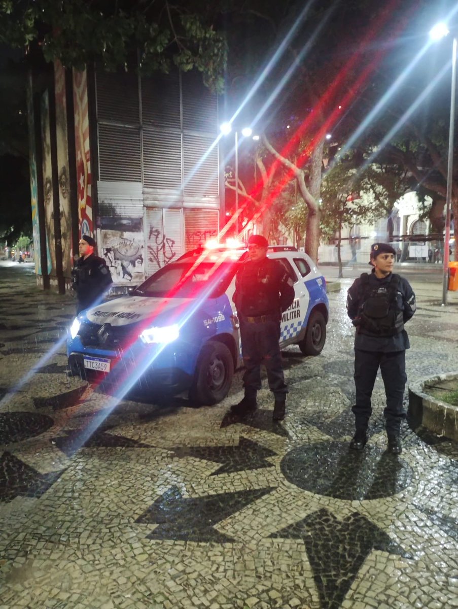 PMERJ's tweet photo. 📍 CENTRO DO RIO – CINELÂNDIA 🚔
Equipes do #5BPM intensificaram o policiamento de forma estratégica no entorno da Praça da Cinelândia, nesta segunda-feira (23/02), ampliando a presença policial e reforçando a segurança na região.
#ServireProteger #CentroDoRio #PMERJ https://t.co/28BUKJBtDD