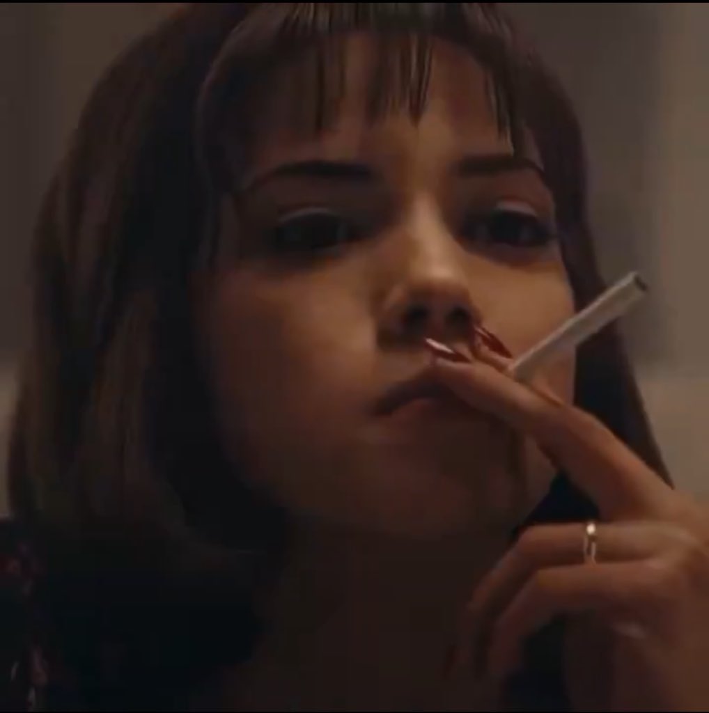 Aşk hikayesi sanip izledim alakasi yok narsist kenar mahalle güzeli Füsun etrafindaki herkesi amaci için araç etmiş ve bu kişilerin kendi iradeleri ile olan savaşini anlatiyo Kemal'de ağir mal iradesiz beta izlenebilir ama aşk dizisi değil ( Füsun iyi sikilir ) #MasumiyetMüzesi