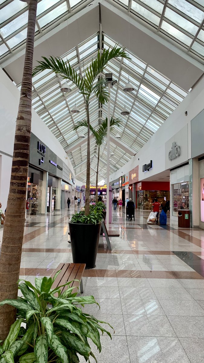 Siendo las 14.31 pm en #Cancún 

Día con comportamiento atípico Plaza Las Américas (siempre hasta el 🧀 atascada) frente al <a href="/hmmexico/">H&M Mexico</a> vista hacia <a href="/searsmexico/">Sears México</a>  <a href="/solosanborns/">Sanborns</a>  y otra vista hacia <a href="/liverpoolmexico/">Liverpool México</a> 

Ya extrañaba esta paz, tranquilidad como en 2020 pandemia COVID 19