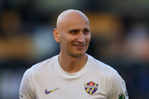 🏴󠁧󠁢󠁥󠁮󠁧󠁿🗣️ Jonjo Shelvey: 

“No quiero que mis hijos crezcan más en Inglaterra. Ya no se puede usar reloj en Londres. No puedes llevar el teléfono afuera porque te lo roban. 

Pero veo gente arrestada por tuitear y, luego, por todas las banderas y por recuperar el país. Me meteré en