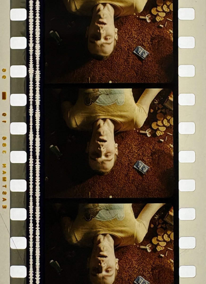 CinetecaMexico's tweet photo. #UnVistazoAlAcervo 🎞️
 
 El 23 de febrero de 1996 se estrenó TRAINSPOTTING, de Danny Boyle, basado en la novela de Irvine Welsh. La cinta se convirtió en un fenómeno cultural gracias a su mirada cruda y vibrante sobre la juventud, la adicción y la búsqueda de sentido en la sociedad contemporánea; su estética frenética y su icónica banda sonora marcaron a toda una generación, ¿La recuerdas?

A 30 años de su estreno, desde las bóvedas de Cineteca Nacional compartimos algunos fotogramas del trailer que forma parte del #AcervoCinetecaNacional.