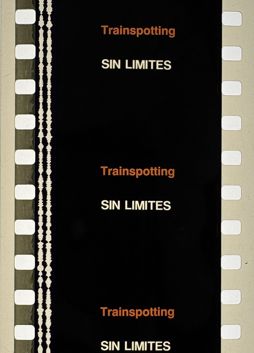 CinetecaMexico's tweet photo. #UnVistazoAlAcervo 🎞️
 
 El 23 de febrero de 1996 se estrenó TRAINSPOTTING, de Danny Boyle, basado en la novela de Irvine Welsh. La cinta se convirtió en un fenómeno cultural gracias a su mirada cruda y vibrante sobre la juventud, la adicción y la búsqueda de sentido en la sociedad contemporánea; su estética frenética y su icónica banda sonora marcaron a toda una generación, ¿La recuerdas?

A 30 años de su estreno, desde las bóvedas de Cineteca Nacional compartimos algunos fotogramas del trailer que forma parte del #AcervoCinetecaNacional.