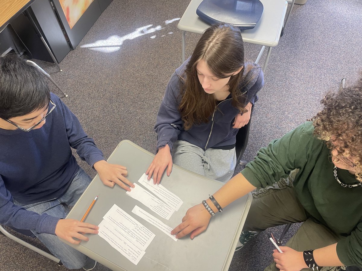 Kudos to my German 2 students for their analysis of Rumpelstilzchen! They identified Präteritum forms like "war(=was)," "sagte(=said)," and "hatte(=had)," marked essential vocab such as "König(=king)," joined forces to unscramble and reorder passages, and filled in the blank with