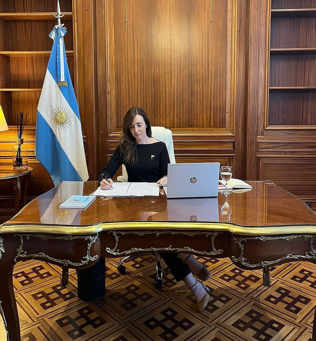 ✍️ Victoria en redes

Sobre los ministerios de Defensa y Seguridad

"Jamás pedí los ministerios, me los ofreció el presidente, armé los equipos y las propuestas y cuando él dispuso que había que dárselos a otros yo me aboqué al Senado"

Victoria Villarruel 🇦🇷