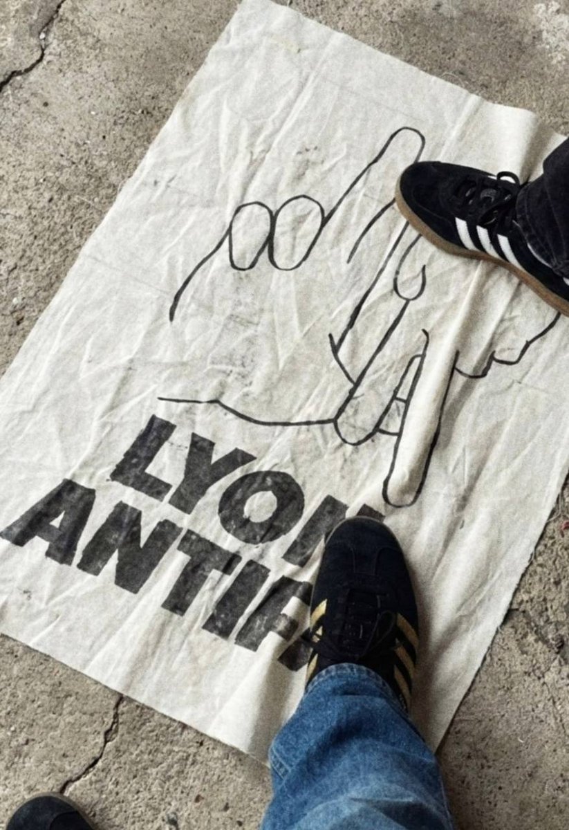 3 χλμ μακριά και δεν ήταν αρκετά 

Γαμηθηκαν οι απλυτοι, χαθήκαν τα πανιά