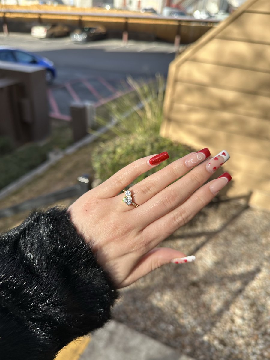 dxss_tt's tweet photo. Got my promise ring😩💍 https://t.co/cD7sO5adSB
