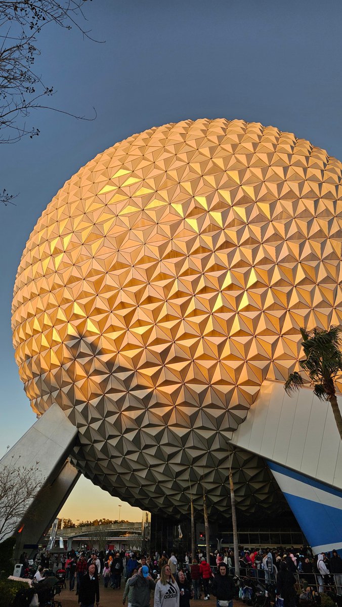 DrewDisneyDude's tweet photo. Golden hour at EPCOT. 🤩 https://t.co/yDMPKq5gGZ
