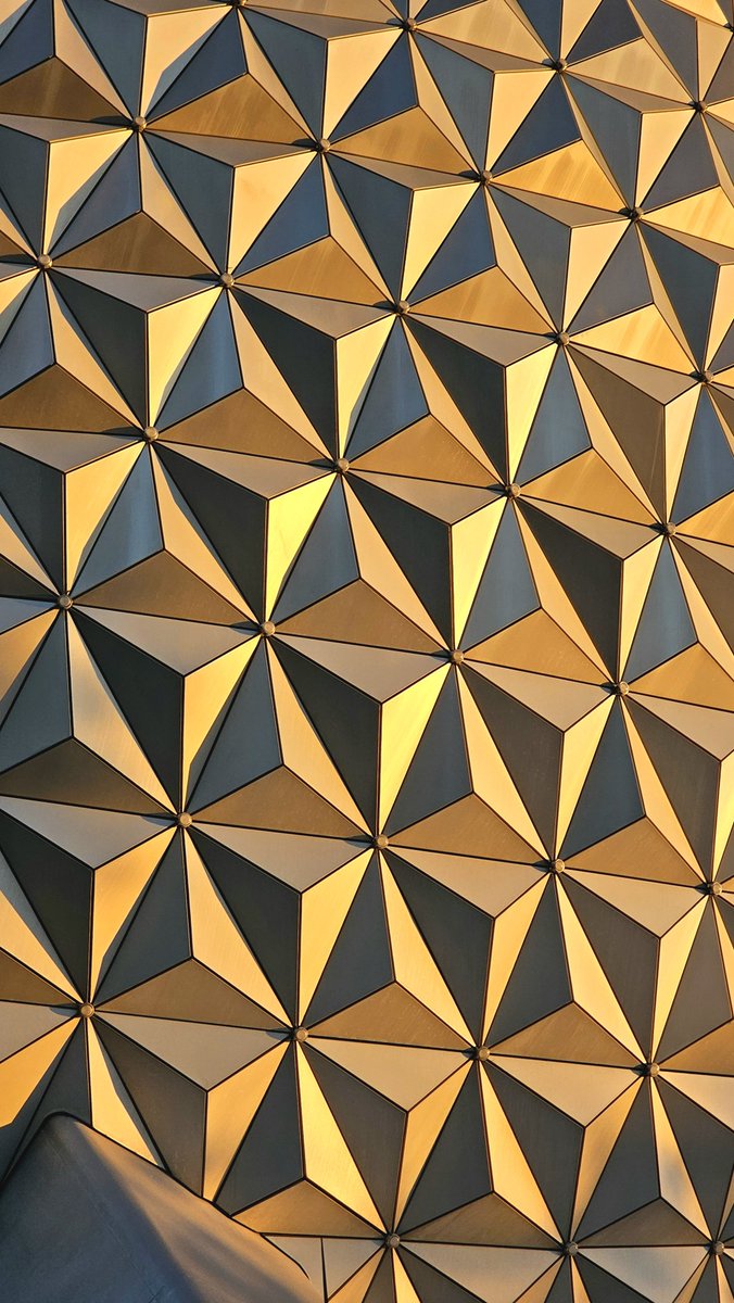 DrewDisneyDude's tweet photo. Golden hour at EPCOT. 🤩 https://t.co/yDMPKq5gGZ