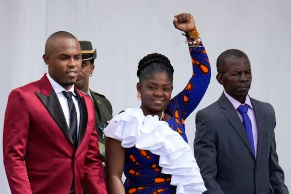 Francia Márquez,  resumen de 3 años de “trabajo”. 31 viajes por el mundo con novio y amigos gastó $2.540.297.296,82 solo combustible y 46 mil dólares en viáticos. 

132 días por fuera de Colombia. ¿Cuáles son los resultados? CERO. Y así quiere continuar en el gobierno con Cepeda.