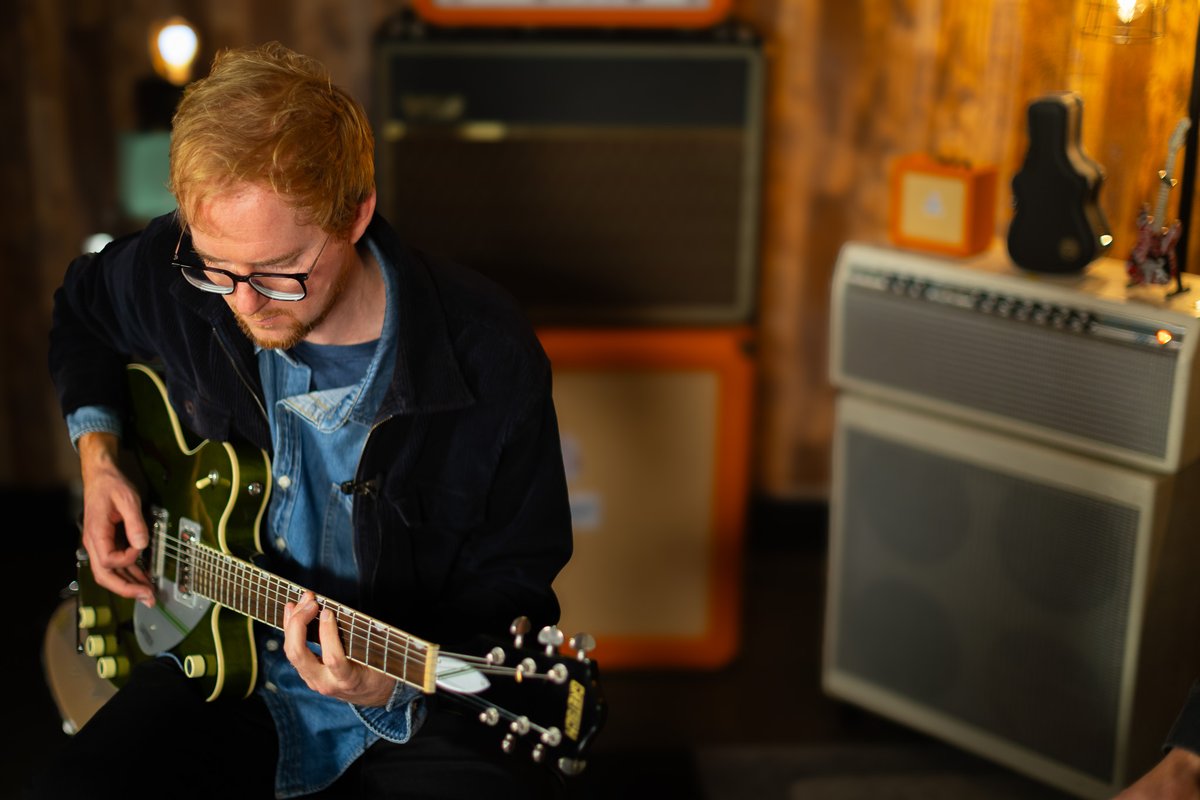 GuitarTricks's tweet image. Anders and Barrett stopped by the GuitarTricks studio in Los Angeles last week to film some more episodes! And this time they covered:
1 - Playing the major pentatonic scale horizontally
2 - How to write your own riffs
Coming soon! #guitar #guitarlessons