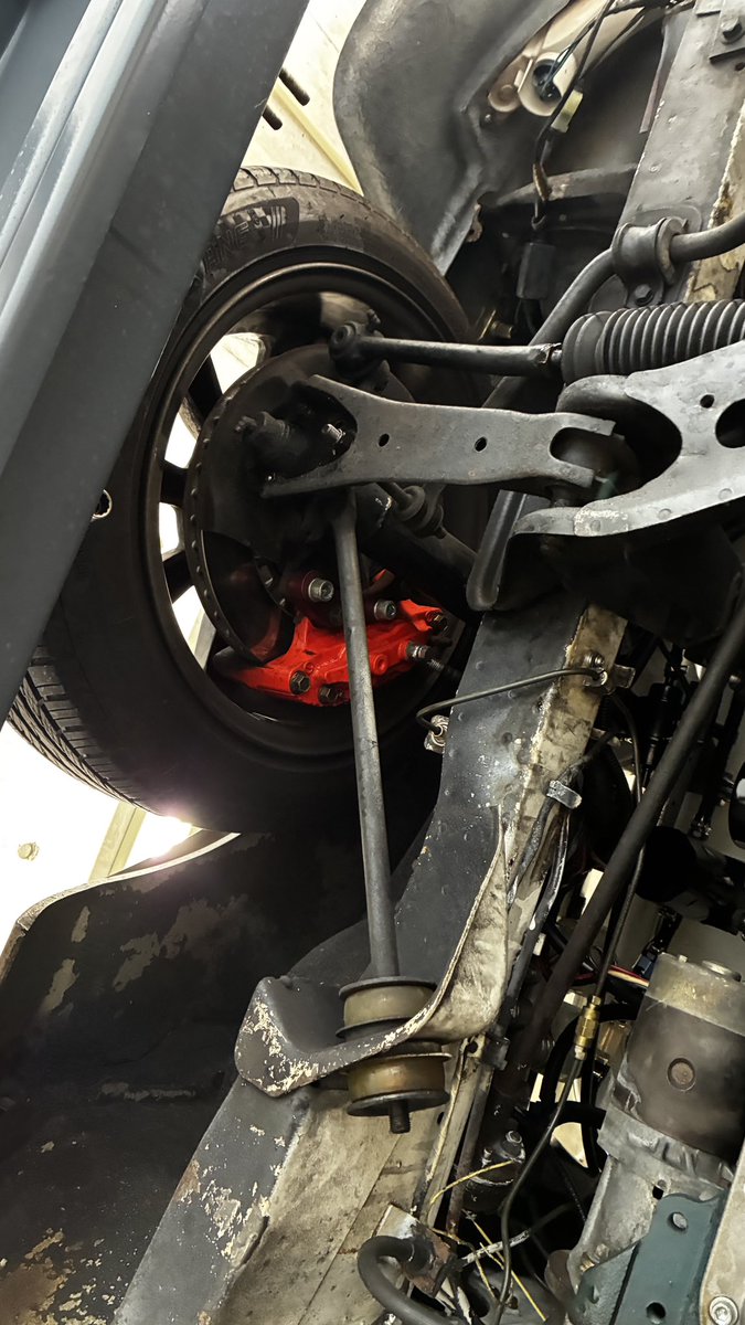 テンションロッドをピロ式に交換しようと取り外して..付かない